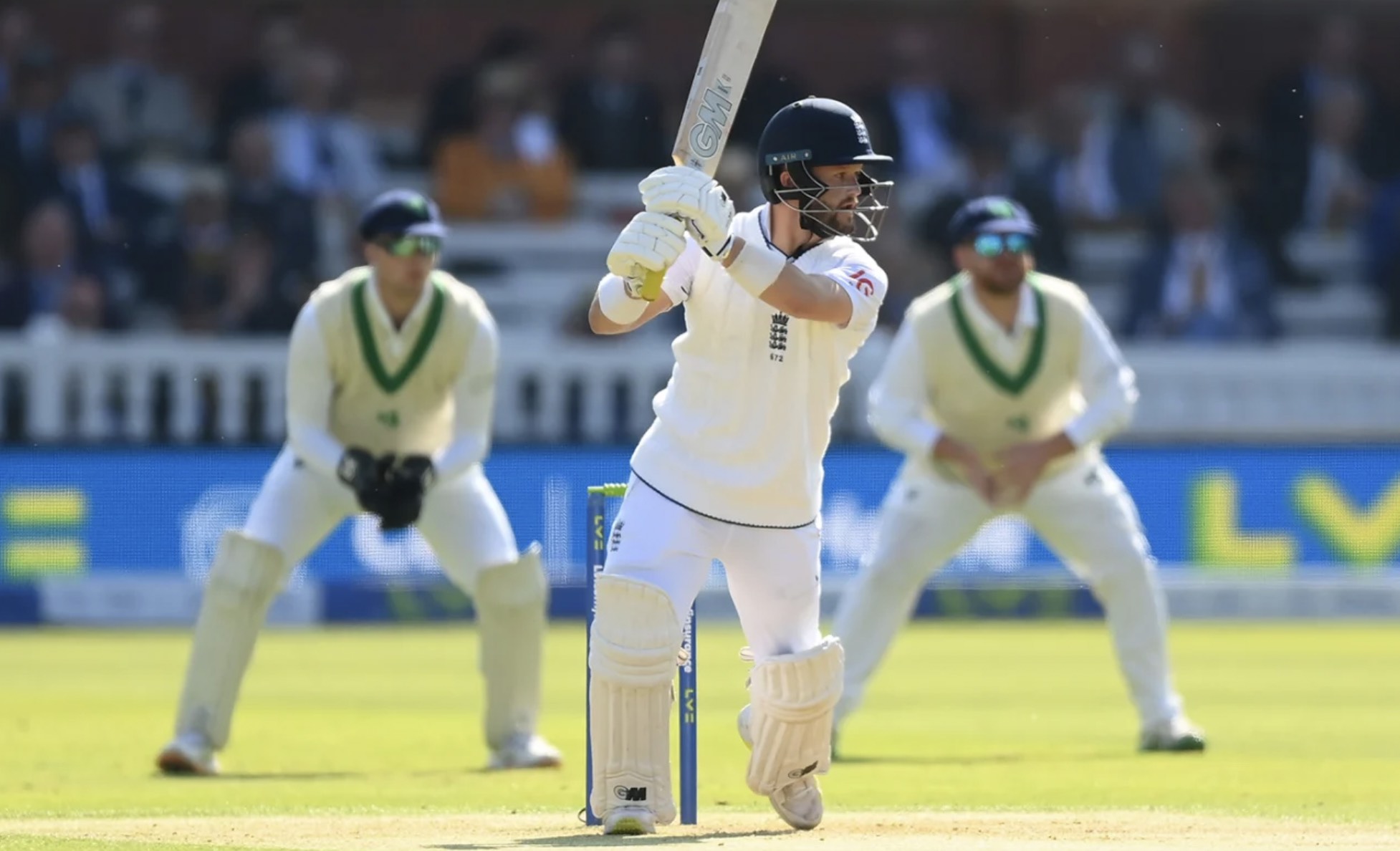 Duckett strengthens England's grip after Broad fifer